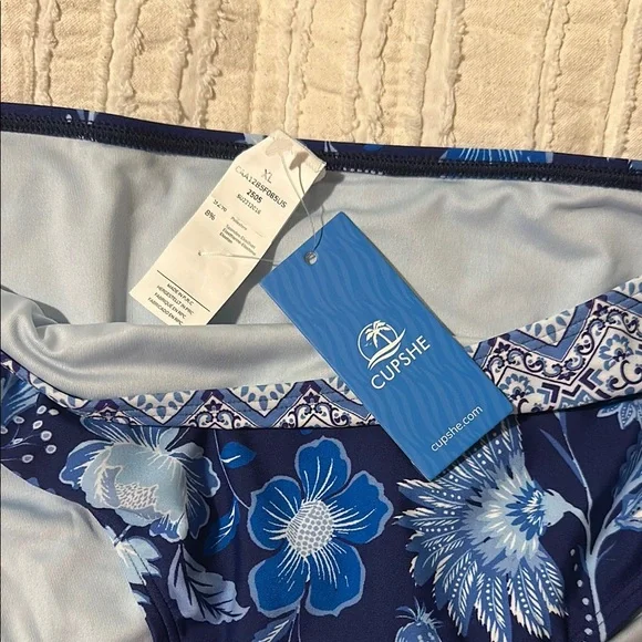 NWT Cupshe Blue and White Floral Bikini Set - Picture 8 of 12